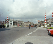 118561 Gezicht op de Noorderbrug over de Stadsbuitengracht te Utrecht, met op de achtergrond enkele huizen aan de ...